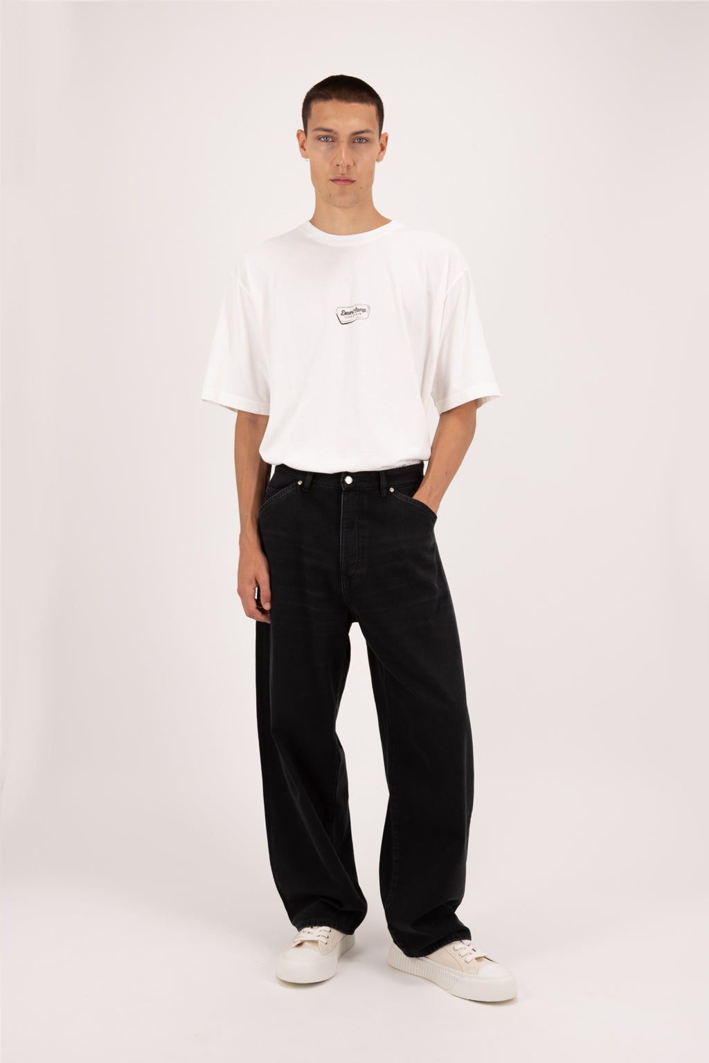 Lee men’s wide leg jeans in graphite black wash, 100% rigid soft cotton denim, worn by a model with a white t-shirt.