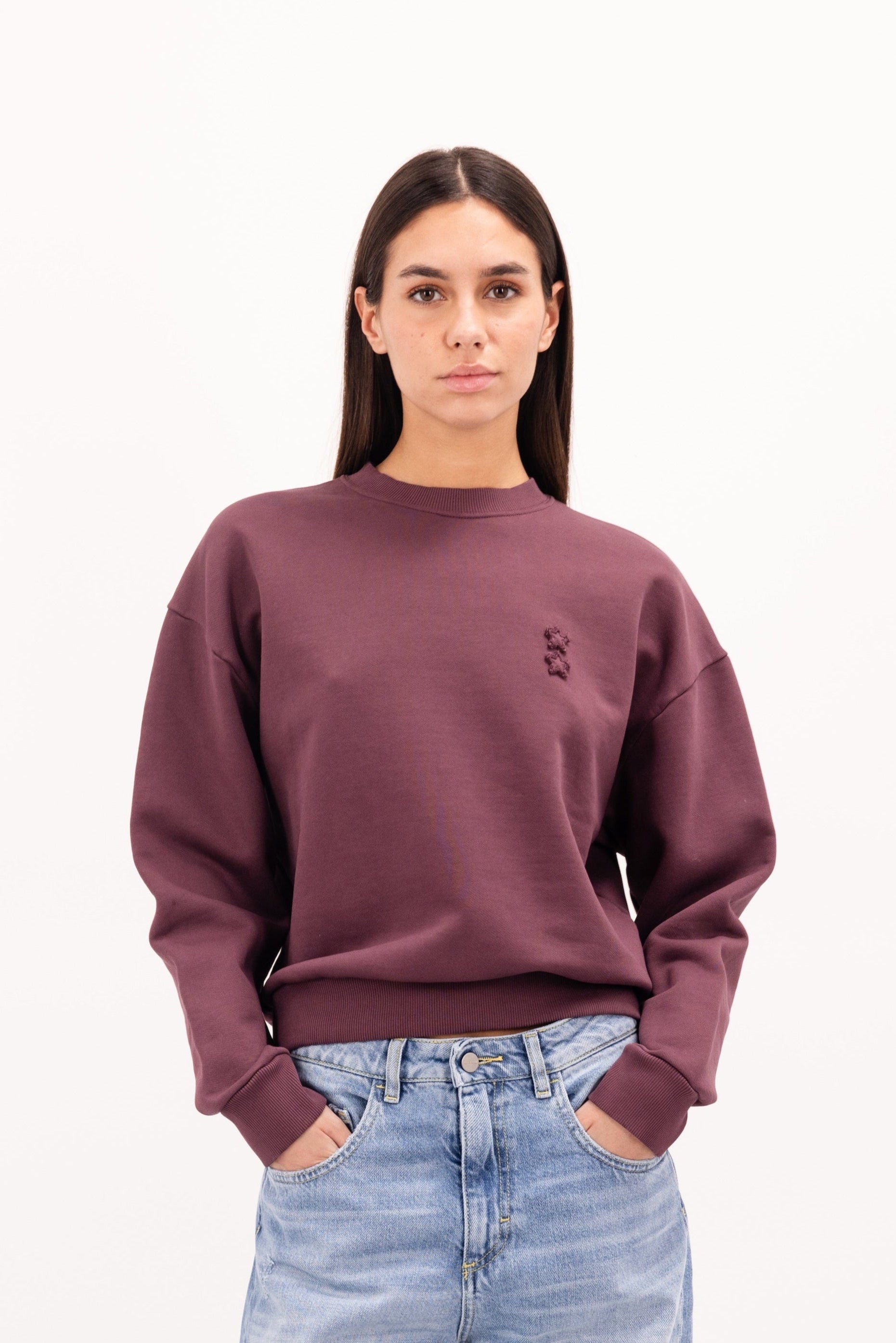 Mellie women’s sweatshirt in cherry, 100% cotton, worn by a model.