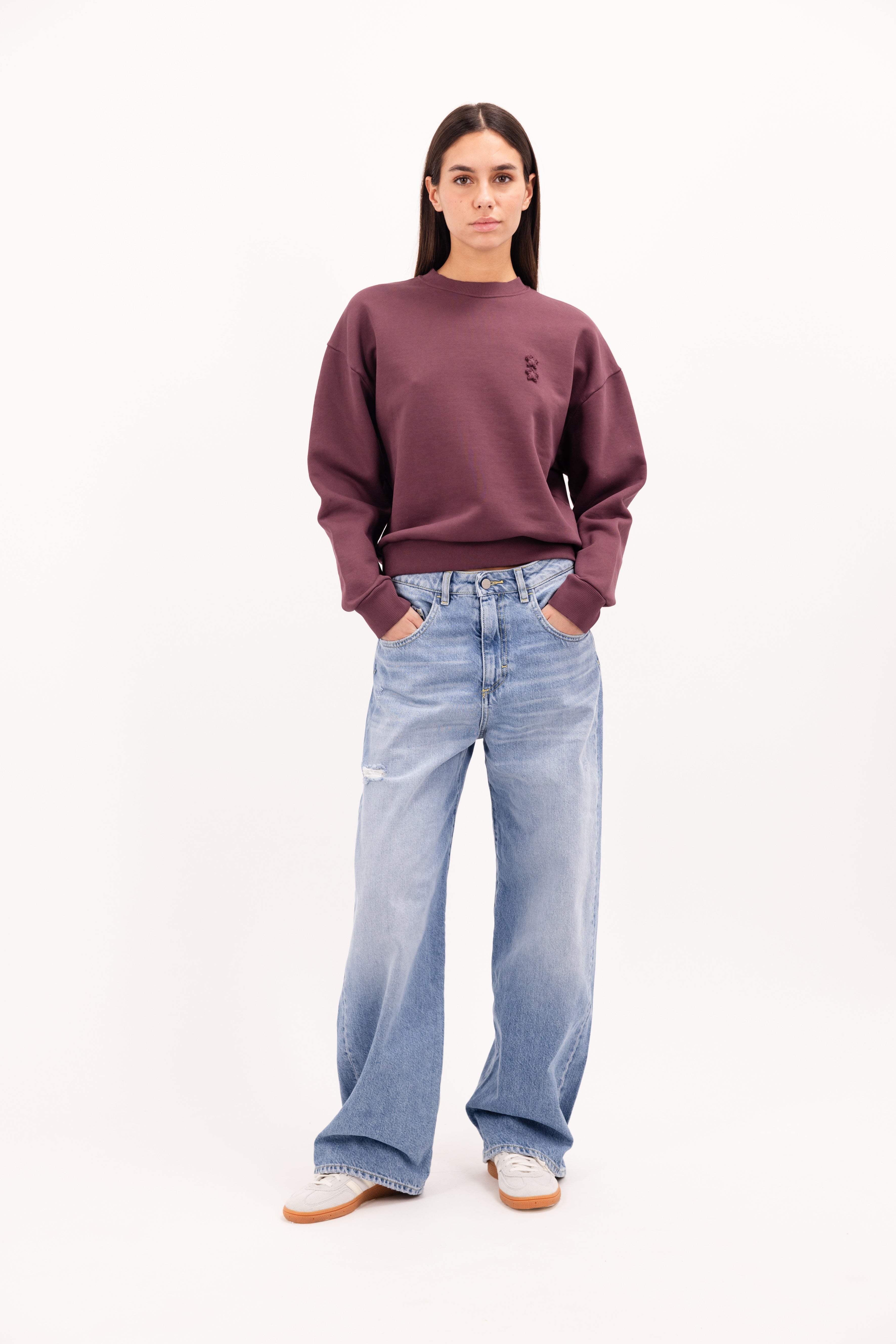 Mellie women’s sweatshirt in cherry, 100% cotton, worn by a model.