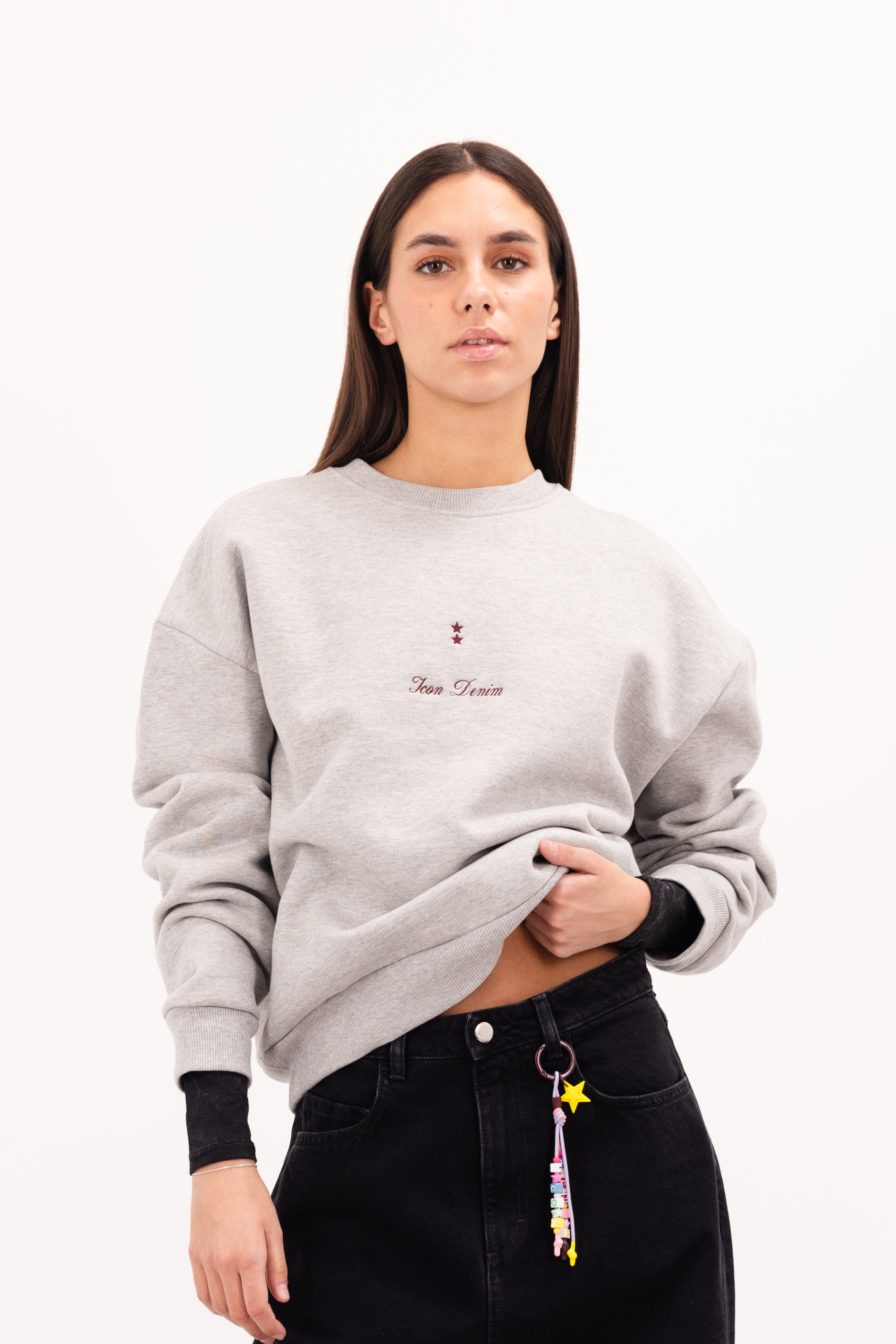Mellie women’s sweatshirt in gray, 100% cotton, worn by a model.