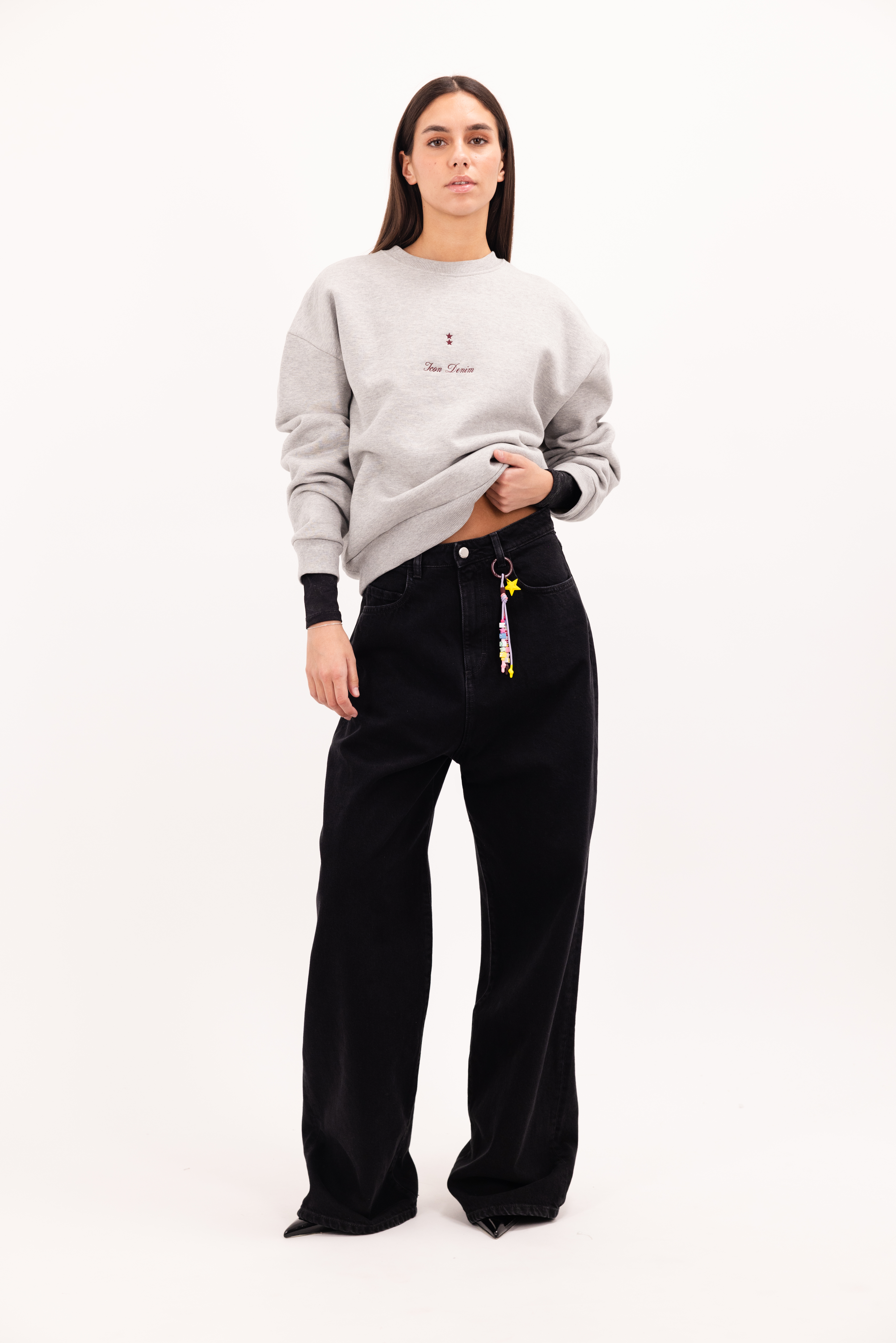 Mellie women’s sweatshirt in gray, 100% cotton, worn by a model.