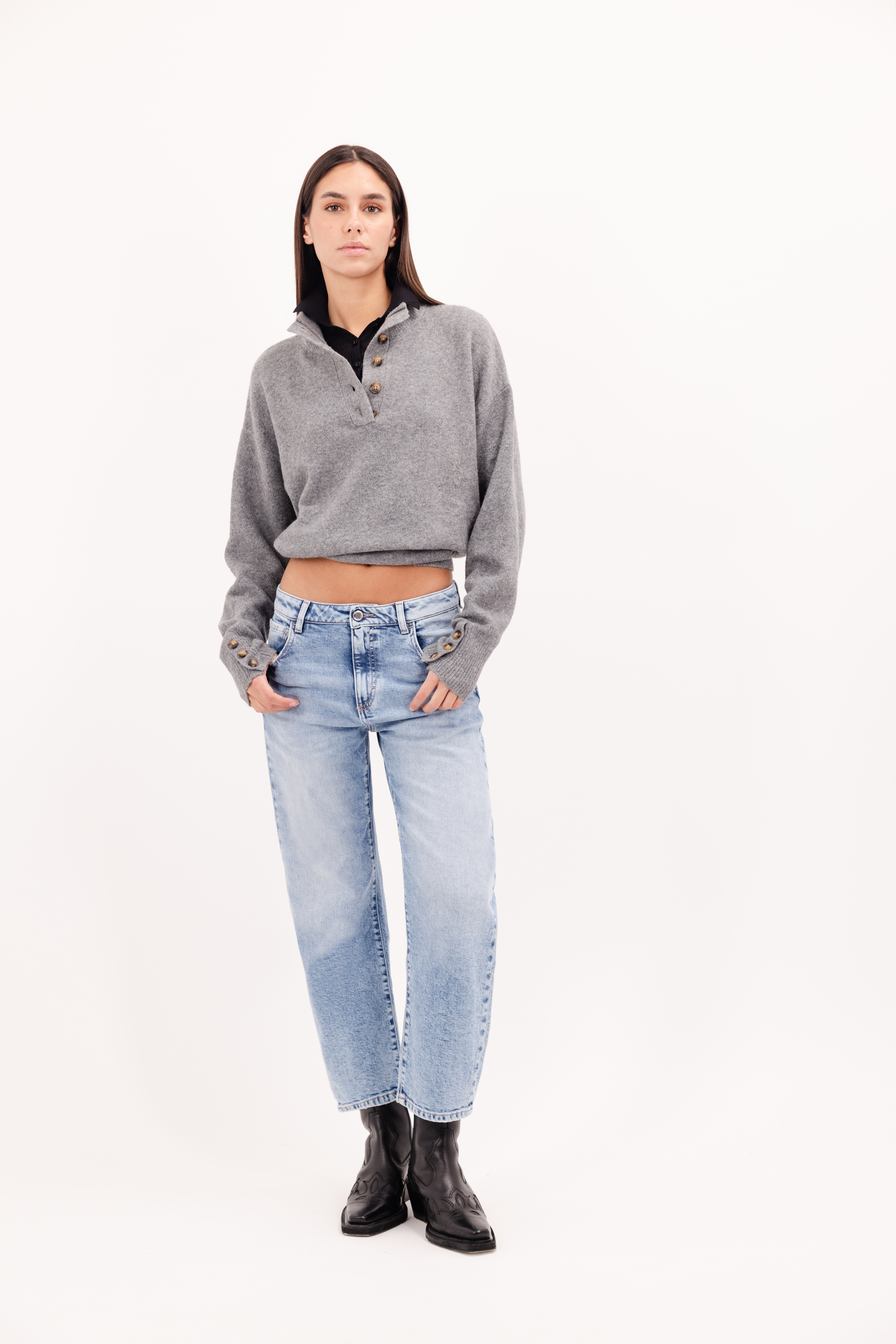 Mimi women’s straight leg jeans in sky blue wash, 99% cotton denim and 1% Elastan fibers, worn by a model with a white gray knit.
