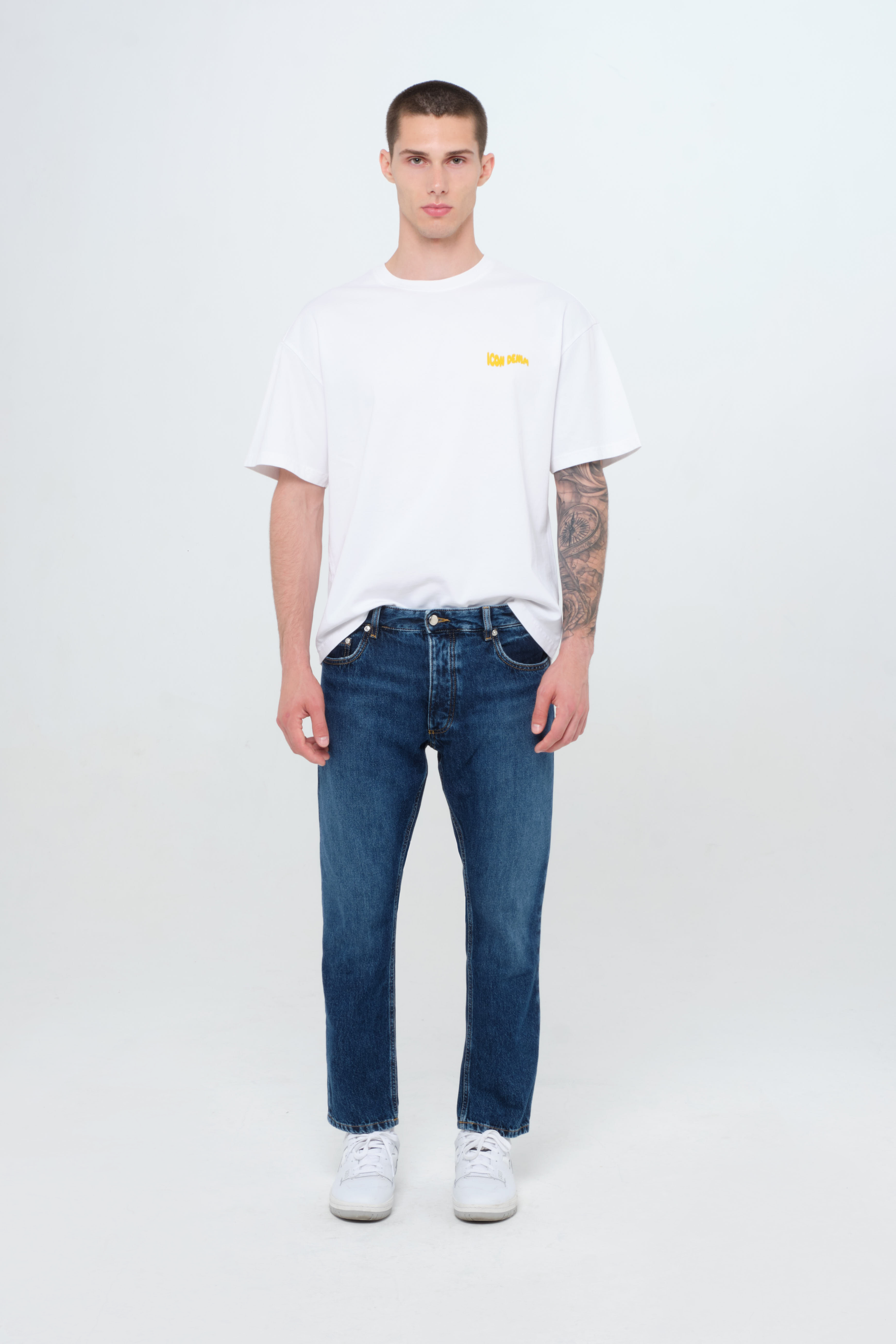 Nick men’s regular jeans in dark wash, 100% rigid cotton denim, worn by a model with a white t-shirt.