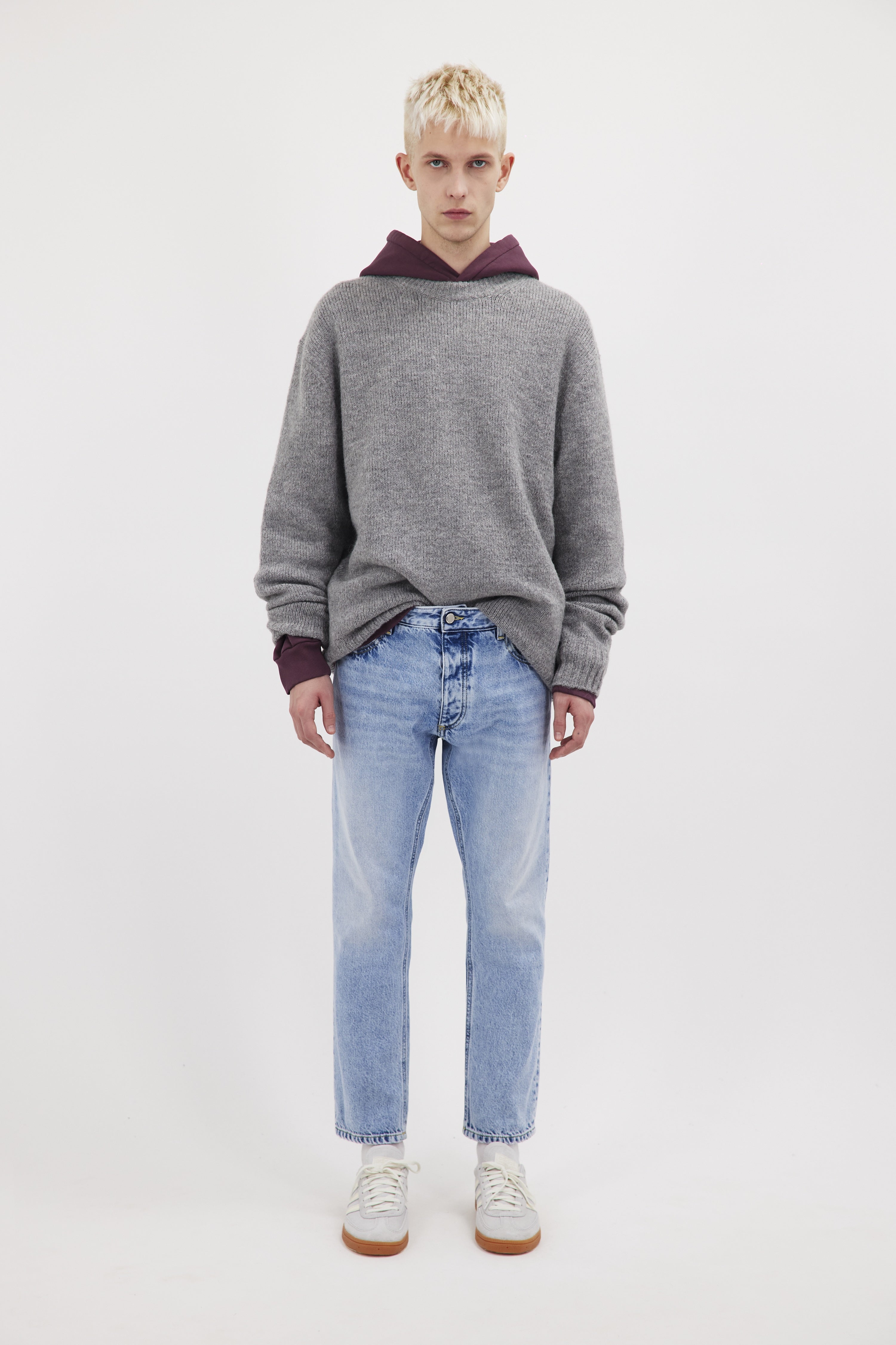 Nick men’s regular jeans in sky blue wash, 100% rigid cotton denim, worn by a model with a gray knit.