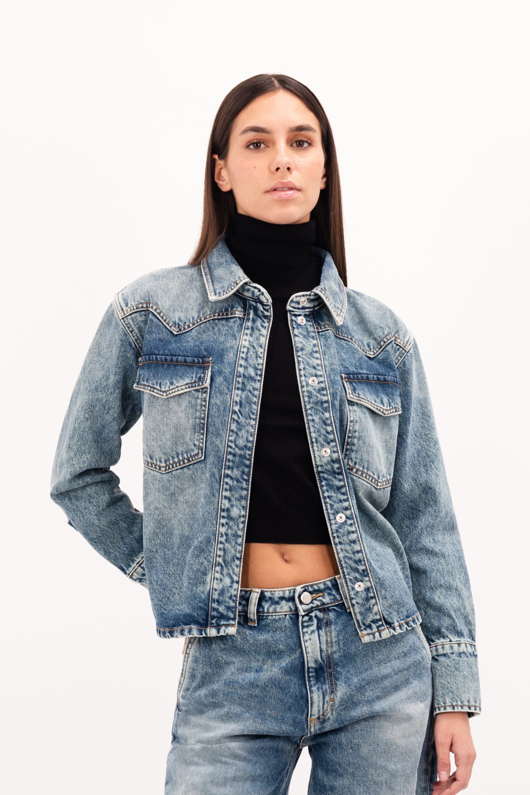 Norah women’s regular shirt in aged stone wash, 100% rigid cotton denim, worn by a model with wide jeans.