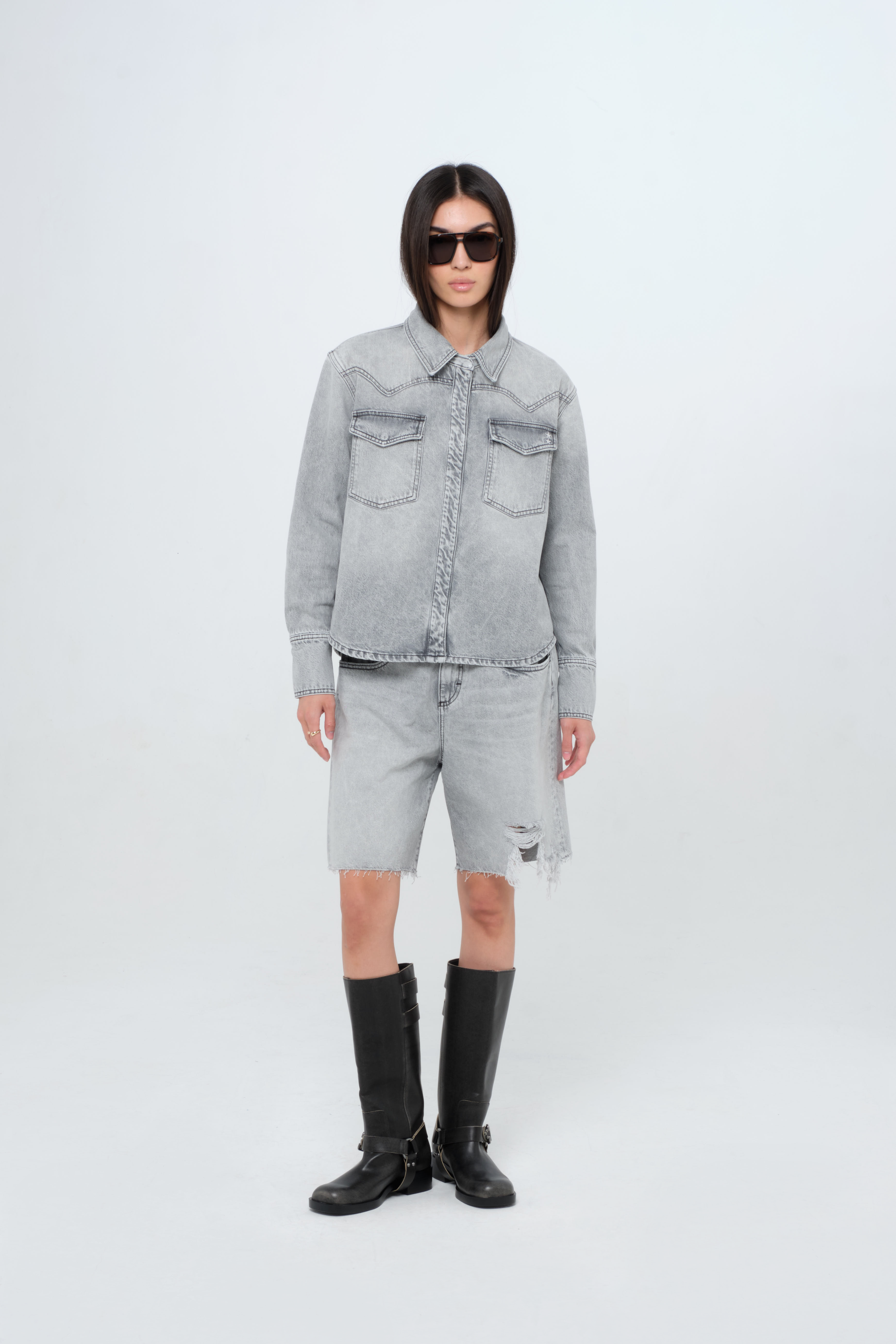 Norah women’s regular shirt in gray wash, 100% rigid cotton denim, worn by a model with shorts.