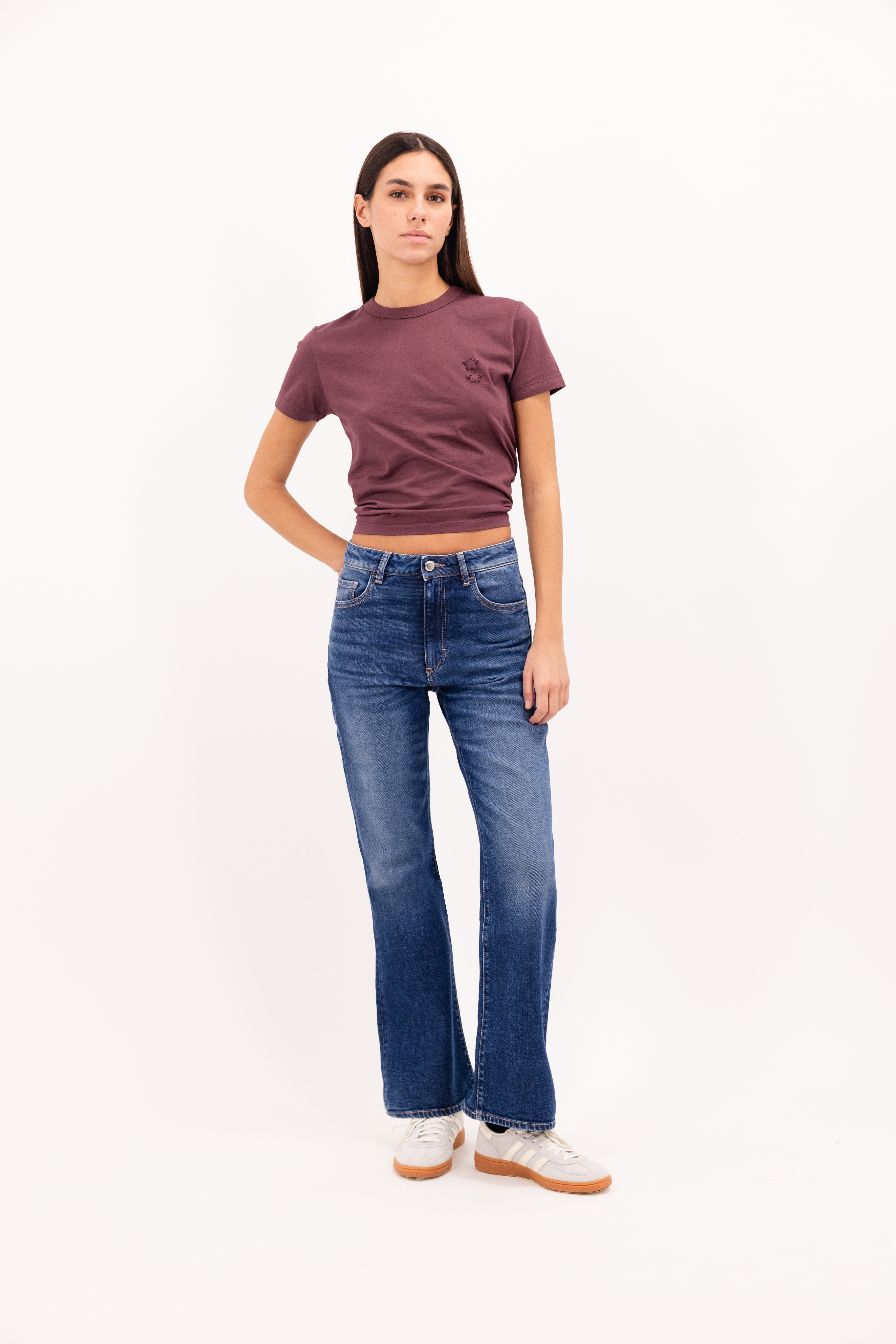 Pammy women’s slim flared jeans in eclipse wash, 99% cotton denim and 1% Elastan fibers, worn by a model with a cherry t-shirt.