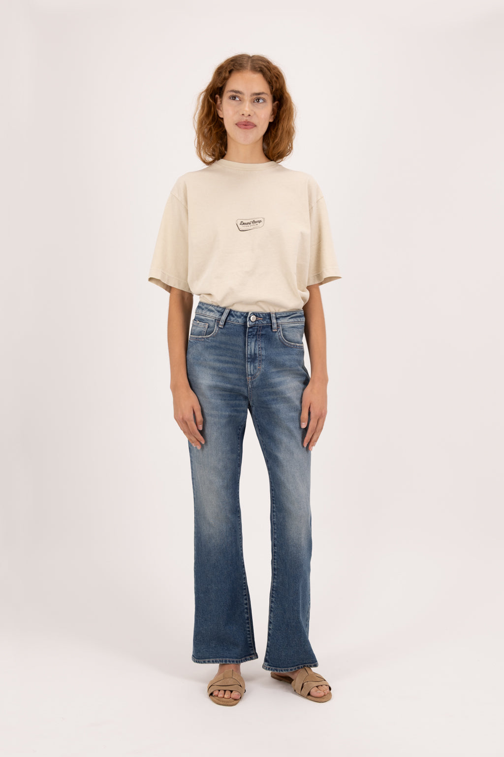 Pammy women’s slim flared jeans in dark used wash, 99% cotton denim and 1% Elastan fibers, worn by a model with a desert t-shirt.