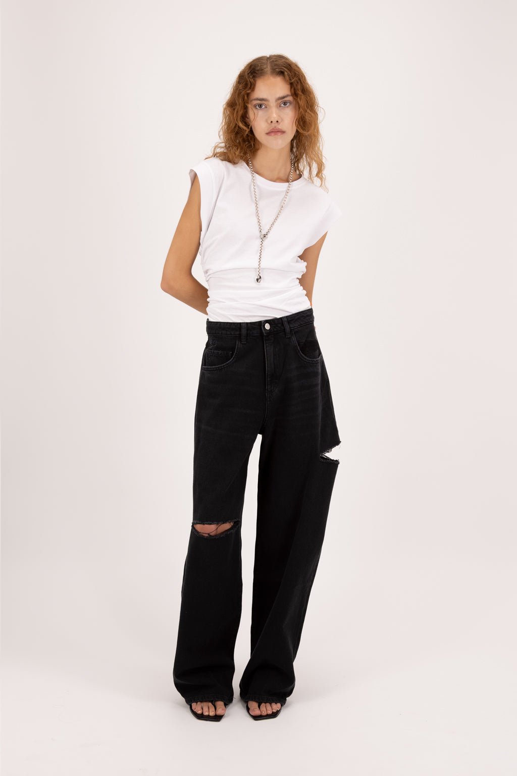Poppy women’s wide leg jeans in graphite black wash, 100% rigid soft cotton denim, worn by a model with a white t-shirt.