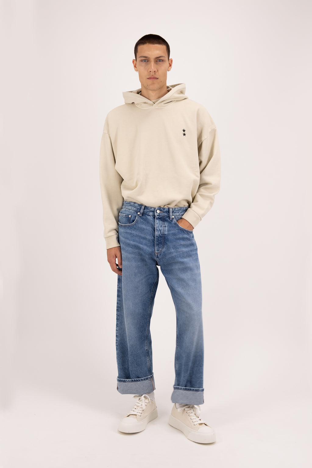 Ross men’s baggy jeans in eclipse wash, 100% rigid cotton denim, worn by a model with a desert hoodie.