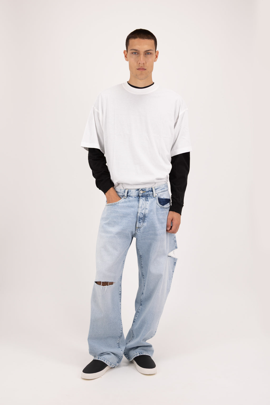 Scott men’s wide leg jeans in sky blue wash, 100% rigid cotton denim, worn by a model with a white t-shirt.