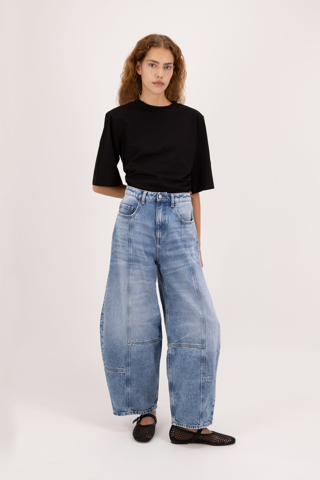 Sia women’s balloon jeans in river wash, 100% rigid cotton denim, worn by a model with a black t-shirt.
