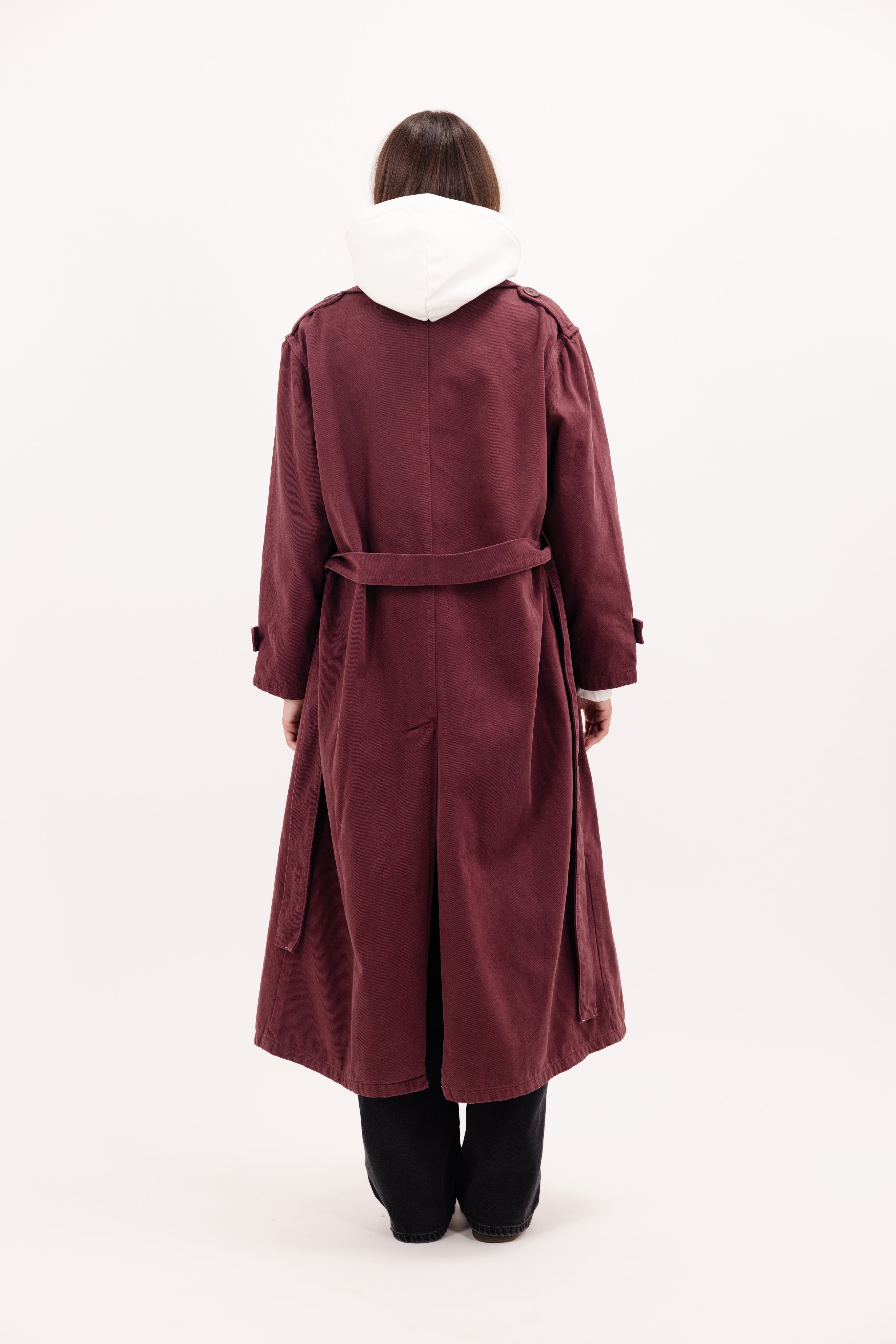 Back view of Snow women’s oversize coat in cherry, 100% rigid cotton denim, worn by a model with jeans.